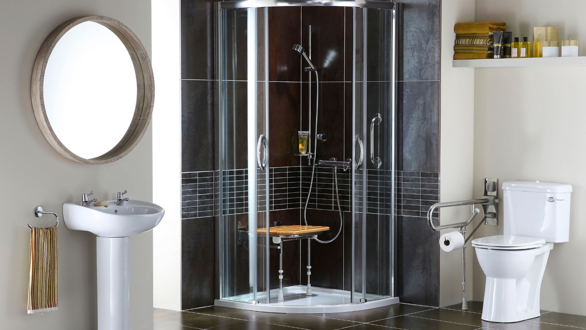 salle de bain accessible mais élégante