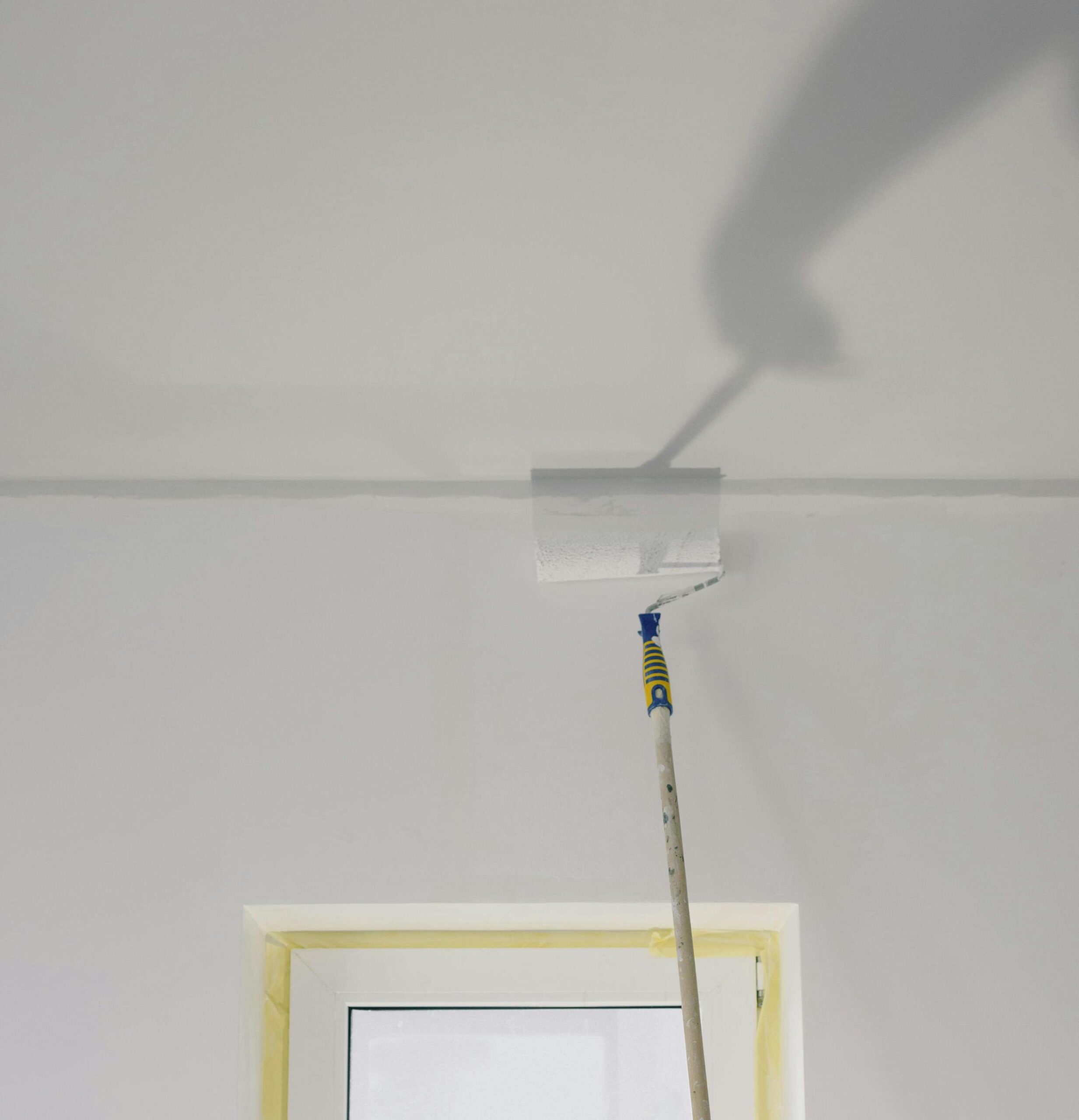 Peinture plafond Toulouse – Travaux professionnels Travail de peinture de plafond réalisé par une entreprise de rénovation à Toulouse, avec finition lisse et uniforme