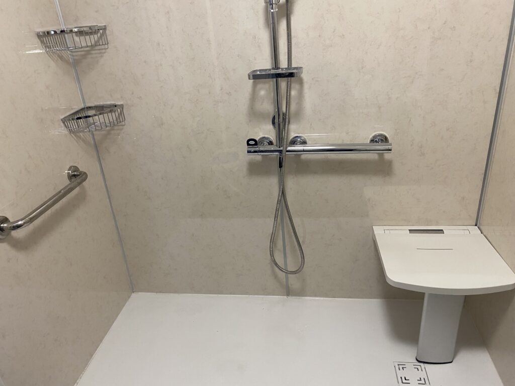 receveur avec barres d'appui et siège de douche rabattable 