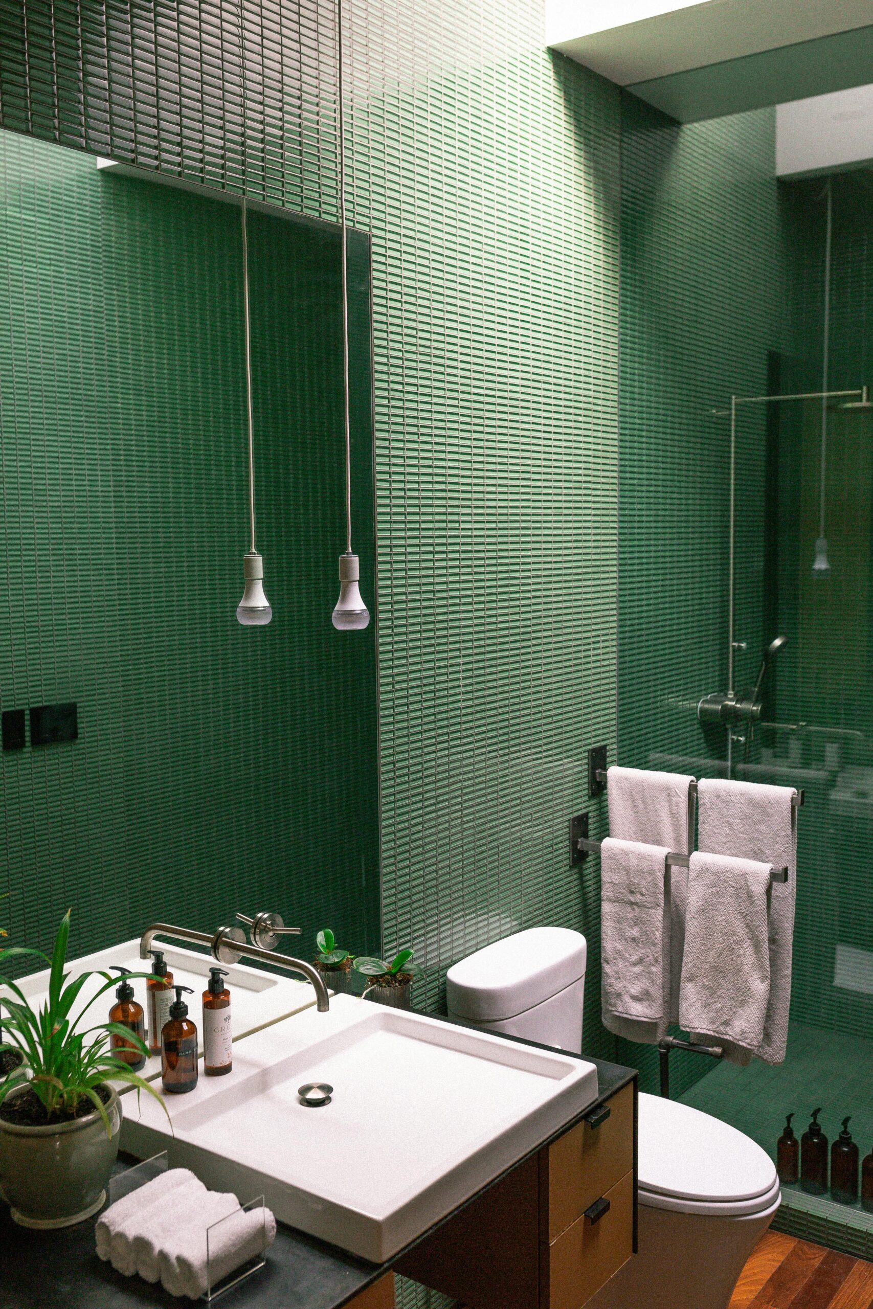 salle de bain et douche faïence verte lavabo avec douche et faïence zellige verte sur la totalité des murs