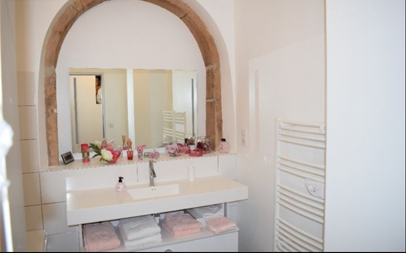 apres-renovation-salle de bain- toulouse Salle de bain rénovée à Toulouse avec arche en pierre et miroir intégré