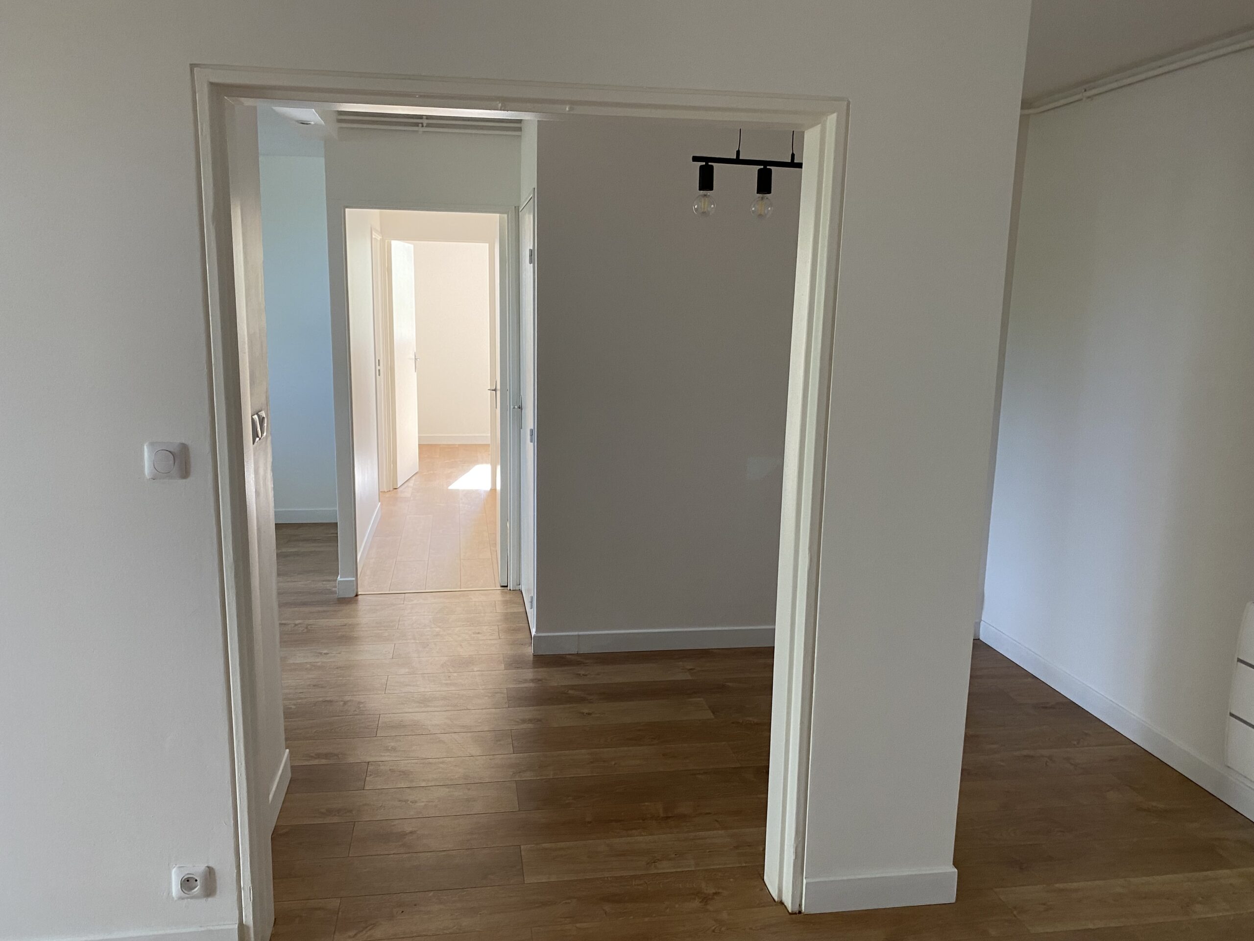 renovation-appartement-toulouse-placo-entree-salon.jpg Rénovation d’appartement à Toulouse avec placo rénové, vue sur l’entrée et le salon après travaux