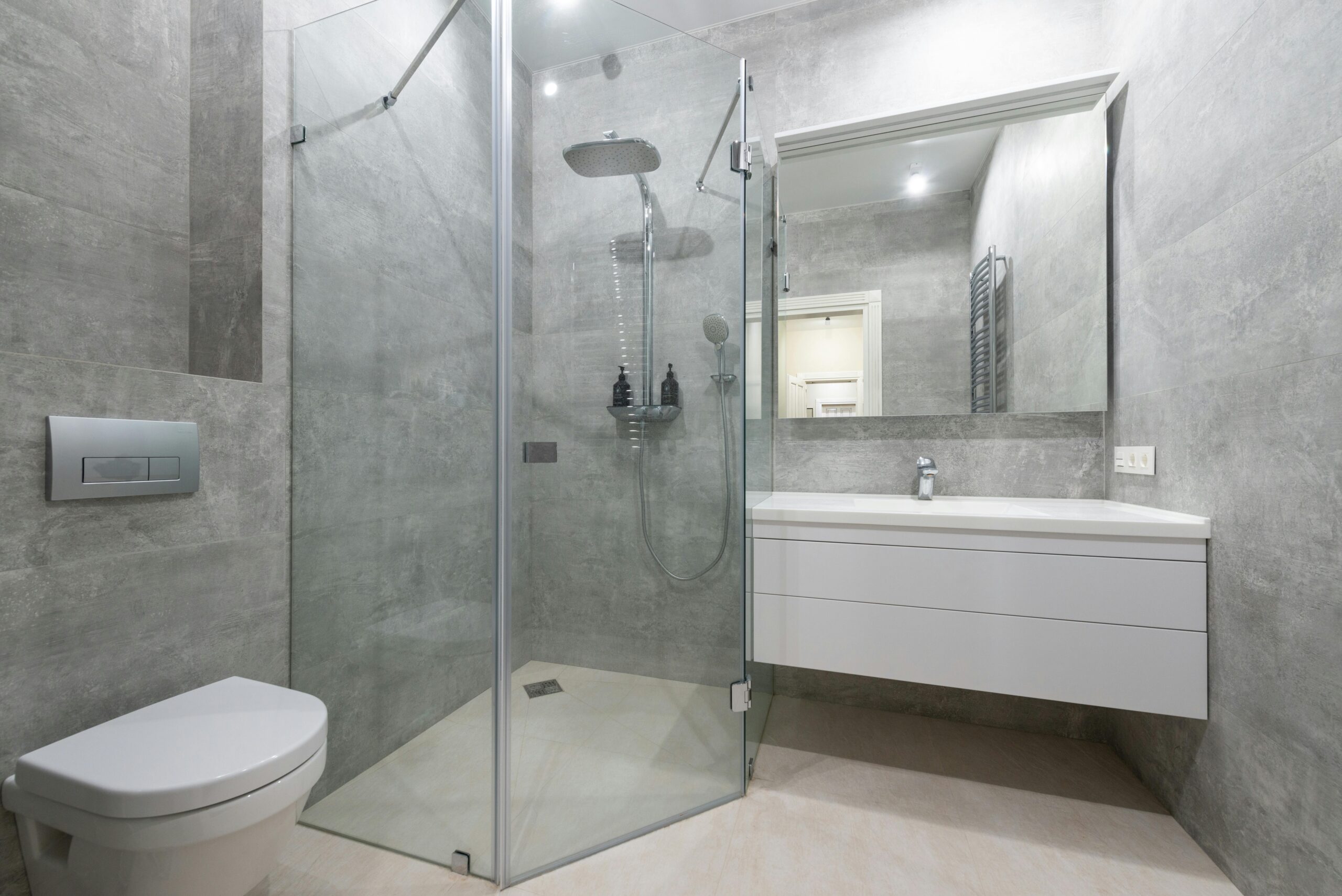 douche-a-l-italienne-moderne-salle-de-bain-lavabo-miroir-carrelage-contemporain-toulouse