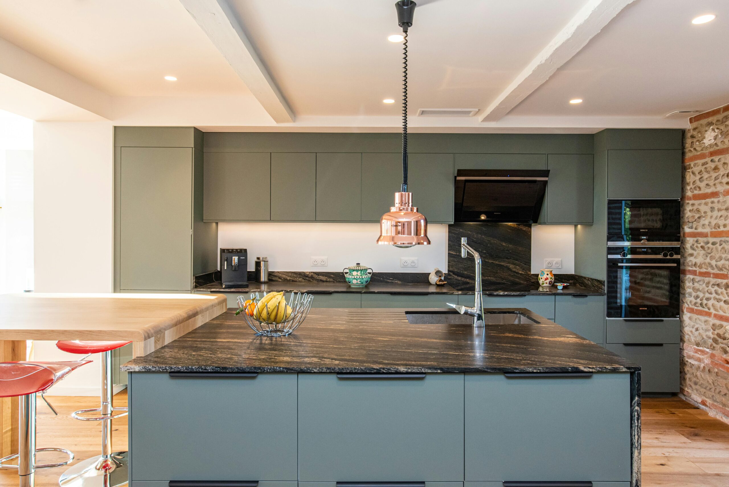 Magnifique cuisine ouverte moderne avec îlot central et design épuré dans un appartement toulousain de luxe